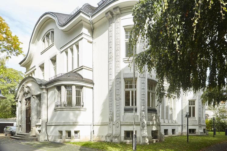 Farbige Außenaufnahme des Gebäudes des Deutschen Literaturinstituts