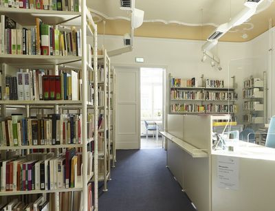 Ansicht der Bibliothek mit Tresen und Bücherregalen